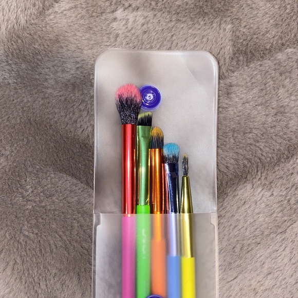 LAVISH Makeup Brushes - Picture 2 of 2